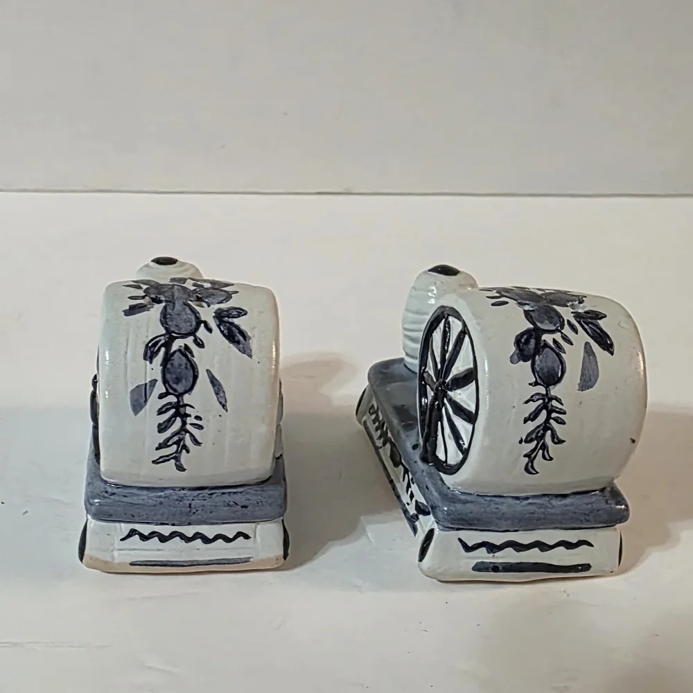 Vtg Spinning Wheel Salt Pepper Shaker Set Blue White Floral Pattern